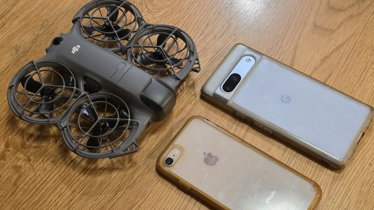 dji neo 2 とアクティベーションに用いたiPhone 8と最終的にリモコンとして用いている Pixel 7a